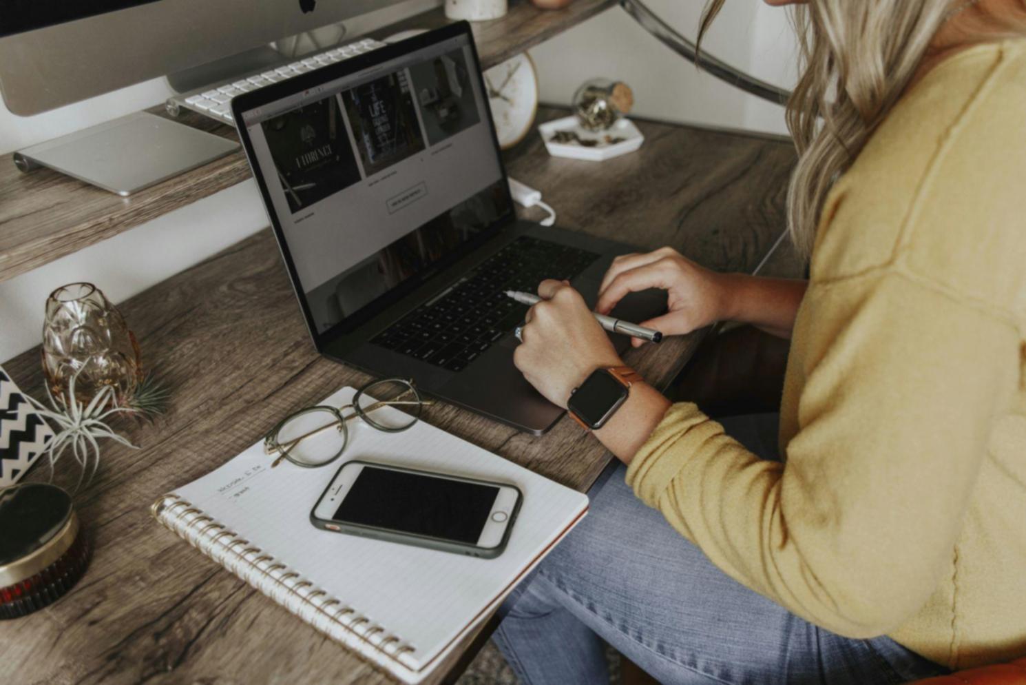 Séance de formation en investissement avec graphiques financiers
